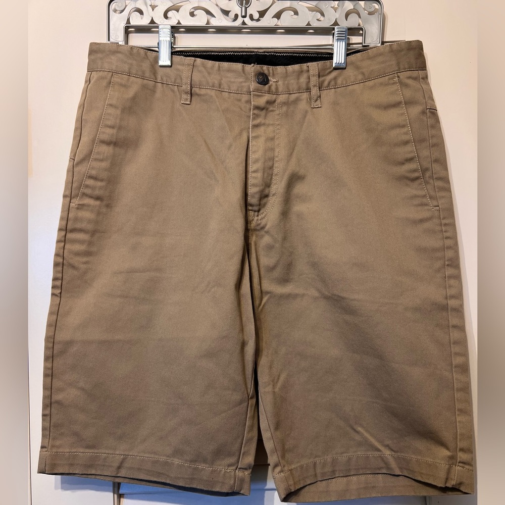 Volcom chino khaki size 32 men’s shorts